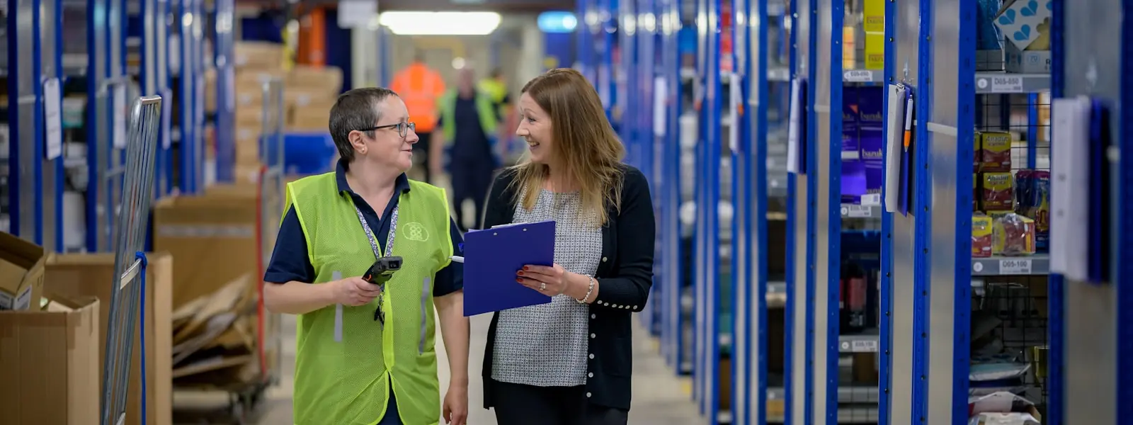 Dos profesionales revisando el inventario en un centro de distribución